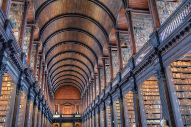Dublin, İrlanda - 30 Mayıs 2017: Trinity College Dublin eski kütüphanesinde uzun Odaya.