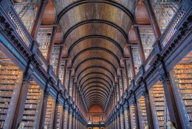 Dublin, İrlanda - 30 Mayıs 2017: Trinity College Dublin eski kütüphanesinde uzun Odaya.