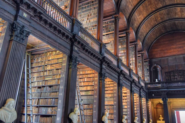 Dublin, İrlanda - 30 Mayıs 2017: Trinity College Dublin eski kütüphanesinde uzun Odaya.