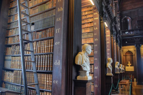 Dublin, İrlanda - 30 Mayıs 2017: Trinity College Dublin eski kütüphanesinde uzun Odaya.