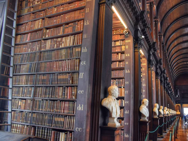 Dublin, İrlanda - 30 Mayıs 2017: Trinity College Dublin eski kütüphanesinde uzun Odaya.