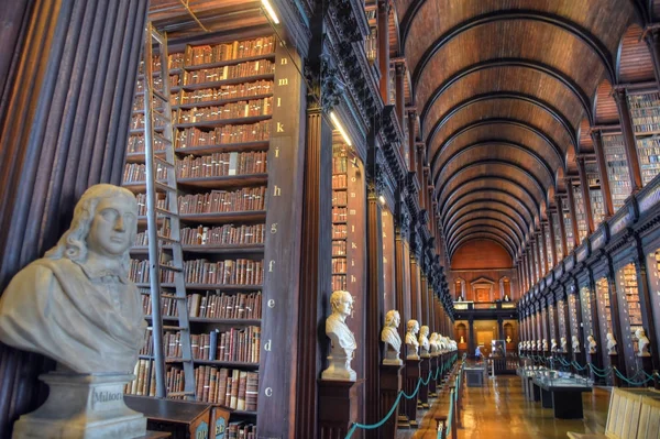 Dublin, İrlanda - 30 Mayıs 2017: Trinity College Dublin eski kütüphanesinde uzun Odaya.