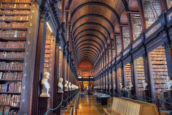 Dublin, İrlanda - 30 Mayıs 2017: Trinity College Dublin eski kütüphanesinde uzun Odaya.