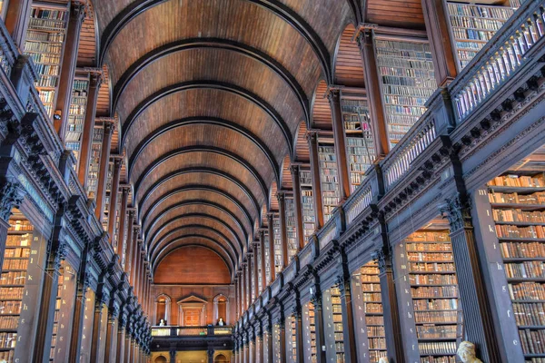 Dublin, İrlanda - 30 Mayıs 2017: Trinity College Dublin eski kütüphanesinde uzun Odaya.