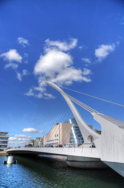 Dublin, İrlanda - 30 Mayıs 2017: Liffey Nehri üzerinde Samuel Beckett köprü.