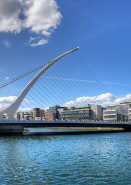 Dublin, İrlanda - 30 Mayıs 2017: Liffey Nehri üzerinde Samuel Beckett köprü.