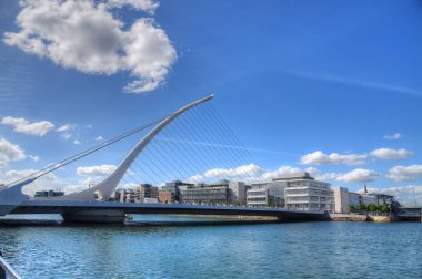Dublin, İrlanda - 30 Mayıs 2017: Liffey Nehri üzerinde Samuel Beckett köprü.