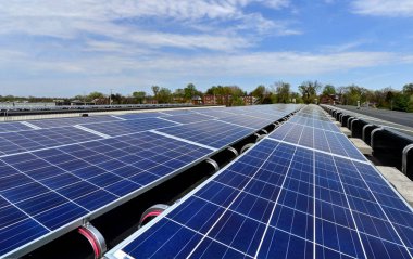 Bir binanın üzerindeki güneş panelleri