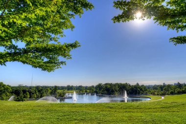 Forest Park, St. Louis, Missouri sanat Tepesi'nden bin Havzası görünümünü.
