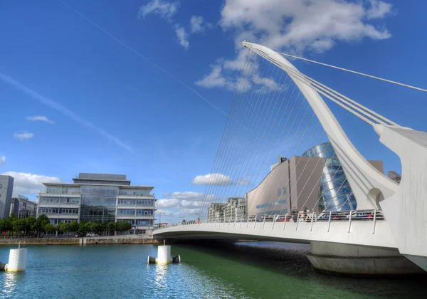 Dublin, İrlanda - 30 Mayıs 2017: Liffey Nehri üzerinde Samuel Beckett köprü.