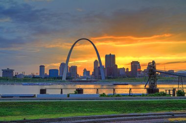 St. Louis, Missouri ve Gateway Arch üzerine günbatımı.