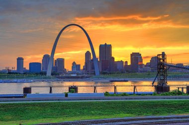 St. Louis, Missouri ve Gateway Arch üzerine günbatımı.