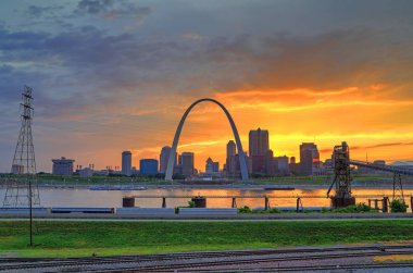 St. Louis, Missouri ve Gateway Arch üzerine günbatımı.