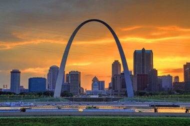 St. Louis, Missouri ve Gateway Arch üzerine günbatımı.