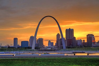 St. Louis, Missouri ve Gateway Arch üzerine günbatımı.