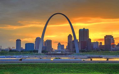 St. Louis, Missouri ve Gateway Arch üzerine günbatımı.