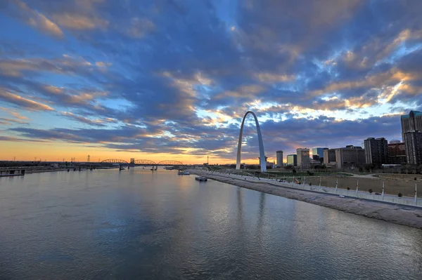 Сент Луис Миссури Skyline Gateway Arch Eads Bridge — стоковое фото