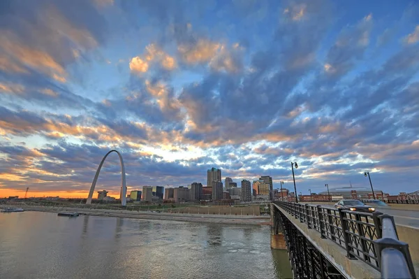 ミズーリ州セントルイスのスカイラインと Eads 橋からゲートウェイ アーチ — ストック写真