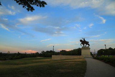 7 Temmuz 2017 - St. Louis, Missouri - Kral Louis IX Fransa, St. Louis, Missouri Forest Park, St. Louis, Missouri adaşı Apotheosis St. Louis heykeli üzerinde günbatımı.