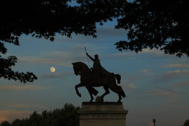 7 Temmuz 2017 - St. Louis, Missouri - Kral Louis IX Fransa, St. Louis, Missouri Forest Park, St. Louis, Missouri adaşı Apotheosis St. Louis heykeli üzerinde günbatımı.
