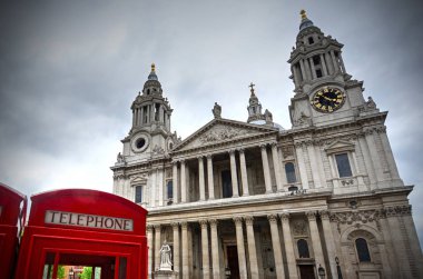 St. Paul's Cathedral from Millennium yaya köprüsü Londra, İngiltere
