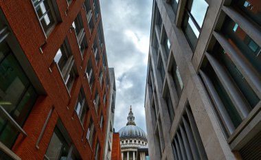 St. Paul's Cathedral from Millennium yaya köprüsü Londra, İngiltere