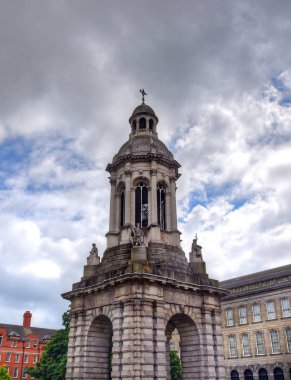 Dublin, İrlanda - 29 Mayıs 2017: Campanile Trinity College Dublin, İrlanda üzerinde 29 Mayıs 2017 ve Trinity College avlu.