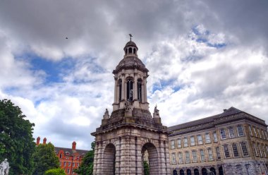 Dublin, İrlanda - 29 Mayıs 2017: Campanile Trinity College Dublin, İrlanda üzerinde 29 Mayıs 2017 ve Trinity College avlu.