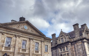 Dublin, İrlanda - 29 Mayıs 2017: Campanile Trinity College Dublin, İrlanda üzerinde 29 Mayıs 2017 ve Trinity College avlu.
