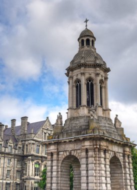 Dublin, İrlanda - 29 Mayıs 2017: Campanile Trinity College Dublin, İrlanda üzerinde 29 Mayıs 2017 ve Trinity College avlu.
