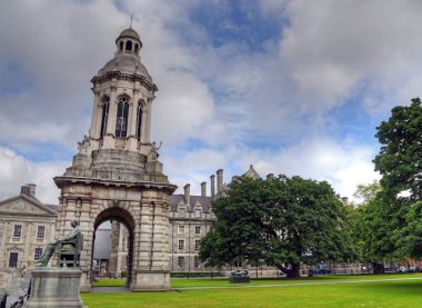 Dublin, İrlanda - 29 Mayıs 2017: Campanile Trinity College Dublin, İrlanda üzerinde 29 Mayıs 2017 ve Trinity College avlu.