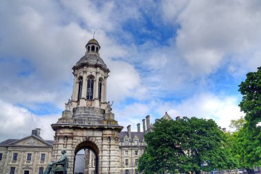 Dublin, İrlanda - 29 Mayıs 2017: Campanile Trinity College Dublin, İrlanda üzerinde 29 Mayıs 2017 ve Trinity College avlu.