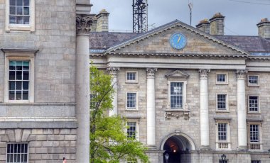 Dublin, İrlanda - 29 Mayıs 2017: Campanile Trinity College Dublin, İrlanda üzerinde 29 Mayıs 2017 ve Trinity College avlu.
