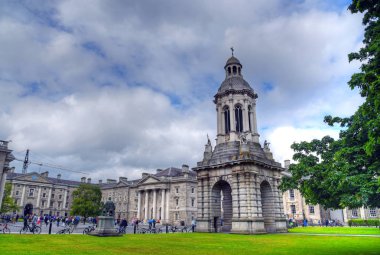 Dublin, İrlanda - 29 Mayıs 2017: Campanile Trinity College Dublin, İrlanda üzerinde 29 Mayıs 2017 ve Trinity College avlu.