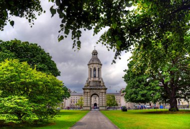 Dublin, İrlanda - 29 Mayıs 2017: Campanile Trinity College Dublin, İrlanda üzerinde 29 Mayıs 2017 ve Trinity College avlu.