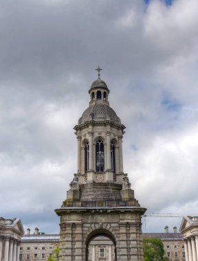 Dublin, İrlanda - 29 Mayıs 2017: Campanile Trinity College Dublin, İrlanda üzerinde 29 Mayıs 2017 ve Trinity College avlu.