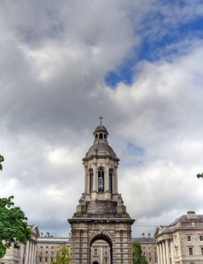 Dublin, İrlanda - 29 Mayıs 2017: Campanile Trinity College Dublin, İrlanda üzerinde 29 Mayıs 2017 ve Trinity College avlu.