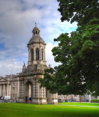 Dublin, İrlanda - 29 Mayıs 2017: Campanile Trinity College Dublin, İrlanda üzerinde 29 Mayıs 2017 ve Trinity College avlu.