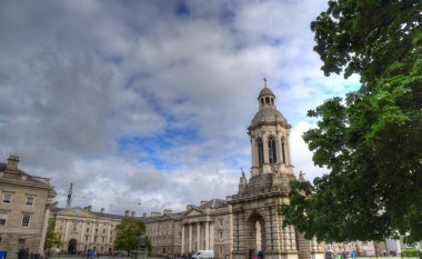 Dublin, İrlanda - 29 Mayıs 2017: Campanile Trinity College Dublin, İrlanda üzerinde 29 Mayıs 2017 ve Trinity College avlu.