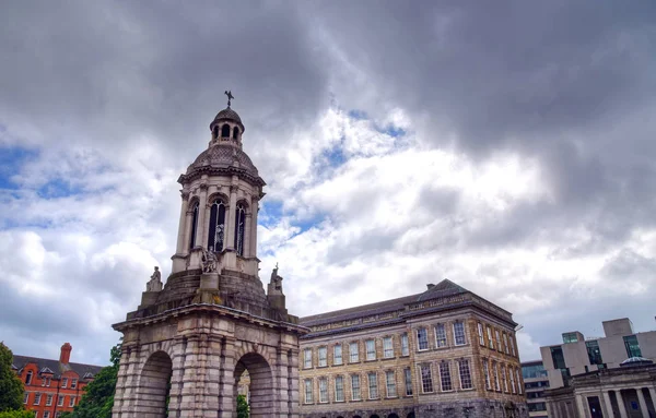 Dublín Irlanda Mayo 2017 Patio Del Trinity College Campanile Del —  Fotos de Stock