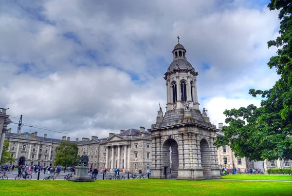 Dublín Irlanda Mayo 2017 Patio Del Trinity College Campanile Del —  Fotos de Stock