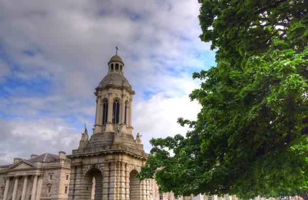 Dublín Irlanda Mayo 2017 Patio Del Trinity College Campanile Del —  Fotos de Stock