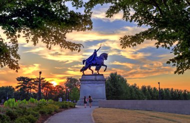 Kral Louis IX Fransa, St. Louis, Missouri Forest Park, St. Louis, Missouri adaşı Apotheosis St. Louis heykeli üzerinde günbatımı.