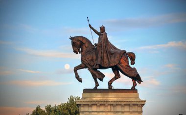 Kral Louis IX Fransa, St. Louis, Missouri Forest Park, St. Louis, Missouri adaşı Apotheosis St. Louis heykeli üzerinde günbatımı.