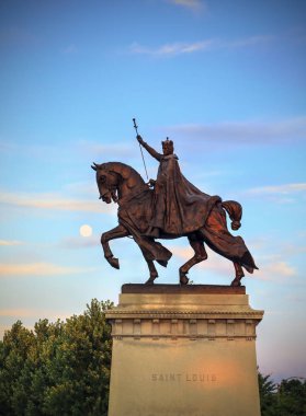 Kral Louis IX Fransa, St. Louis, Missouri Forest Park, St. Louis, Missouri adaşı Apotheosis St. Louis heykeli üzerinde günbatımı.