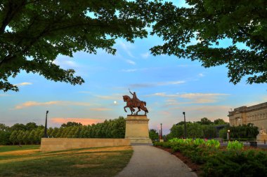 Kral Louis IX Fransa, St. Louis, Missouri Forest Park, St. Louis, Missouri adaşı Apotheosis St. Louis heykeli üzerinde günbatımı.