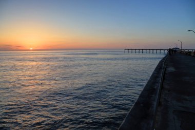 Günbatımı okyanus plaj Pier yakınındaki San Diego, Kaliforniya üzerinde.