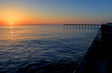 Günbatımı okyanus plaj Pier yakınındaki San Diego, Kaliforniya üzerinde.