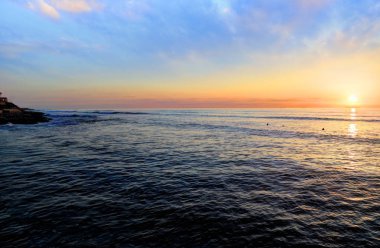 Günbatımı okyanus plaj Pier yakınındaki San Diego, Kaliforniya üzerinde.