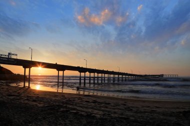 Günbatımı okyanus plaj Pier yakınındaki San Diego, Kaliforniya üzerinde.
